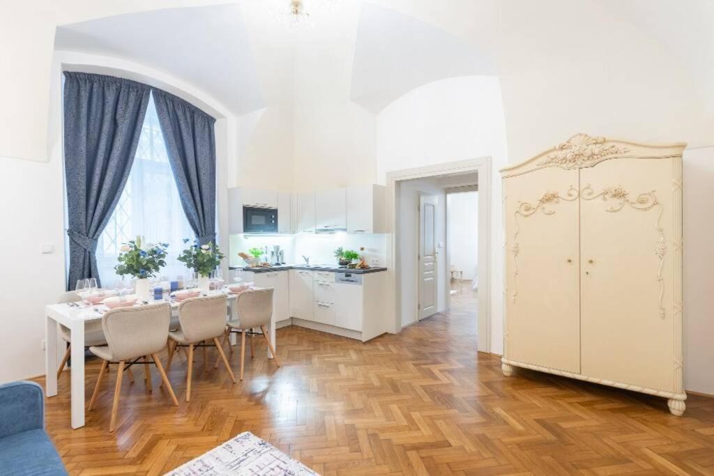 Rose Apartments / Romantic & Cozy / City Center Prag Eksteriør billede