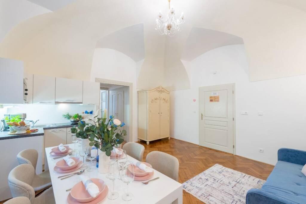 Rose Apartments / Romantic & Cozy / City Center Prag Eksteriør billede