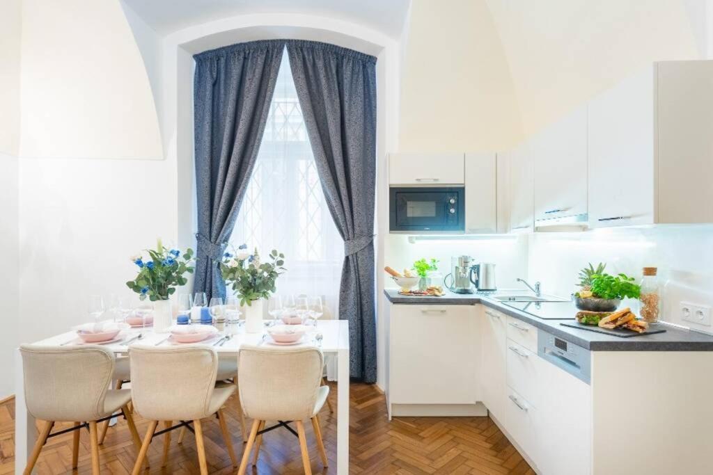 Rose Apartments / Romantic & Cozy / City Center Prag Eksteriør billede