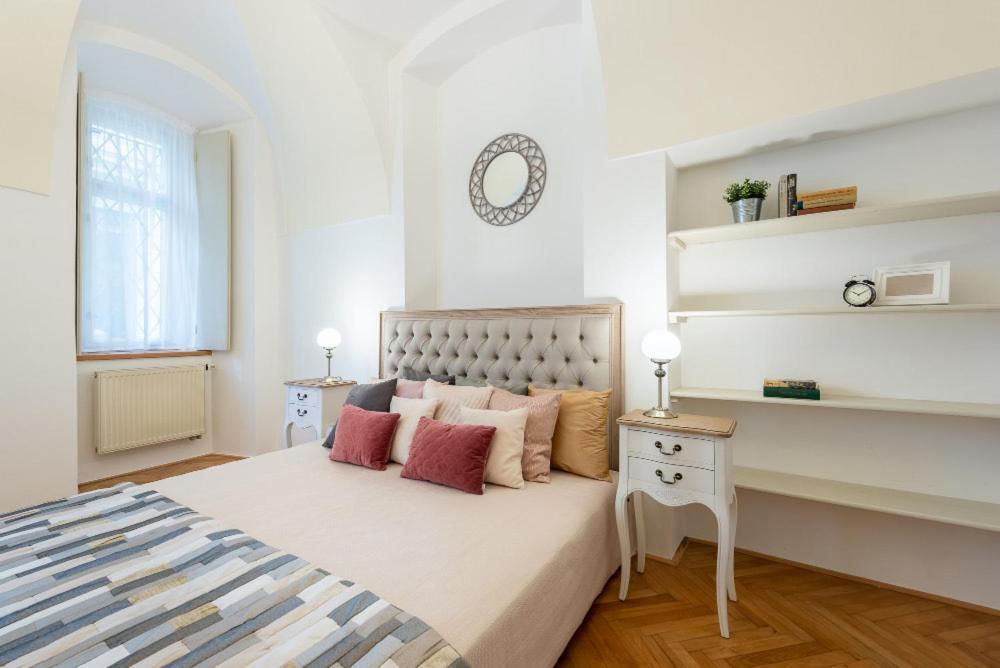 Rose Apartments / Romantic & Cozy / City Center Prag Eksteriør billede